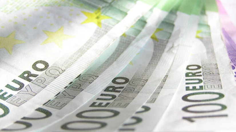 Cursul a închis aproape de 4,47 lei/euro, într-o piaţă cu lichiditate redusă