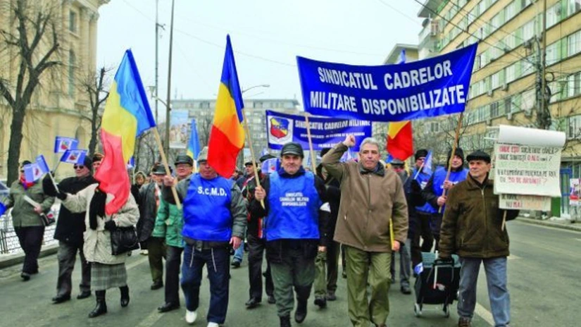 Peste 1.000 de cadre militare disponibilizate şi pensionari au protestat la Bucureşti