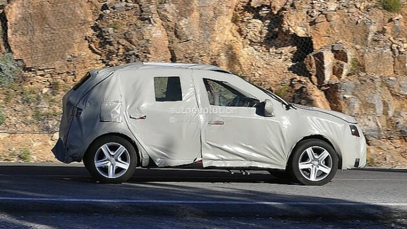 Dacia scoate pe stradă noul Sandero. Imagini spion