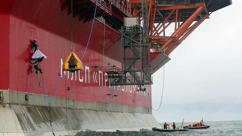Protest Greenpeace de 15 ore pe o platformă Gazprom în Arctica