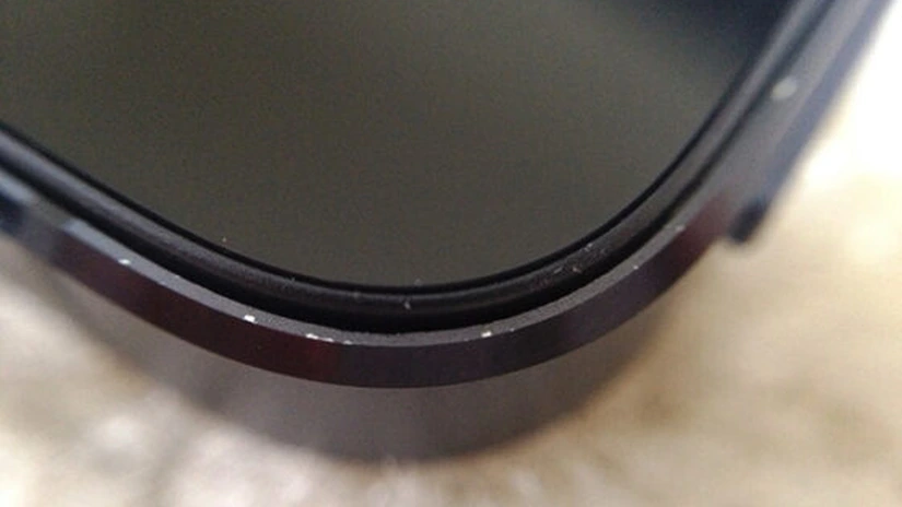 Atenţie - iPhone 5 vine lovit şi zgâriat încă din cutie FOTO