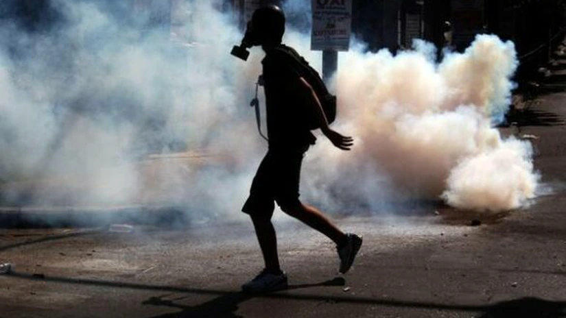 Violenţe la protestele de la Atena: zeci de tineri au atacat forţele de ordine, care au răspuns cu gaze lacrimogene