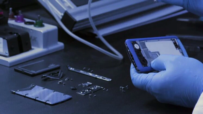 Vertu lansează două noi smartphone-uri de lux VIDEO