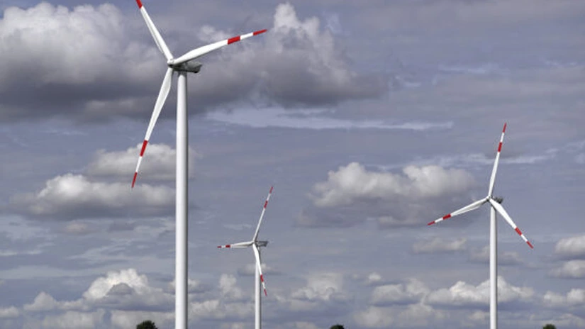 Se învârt doar două eoliene. Hidroelectrica, nevoită să-şi tureze turbinele