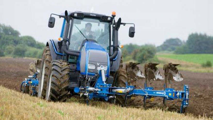 Un agricultor cu patru vaci, zece porci şi cinci hectare de grâu sau porumb va plăti 400 lei impozit