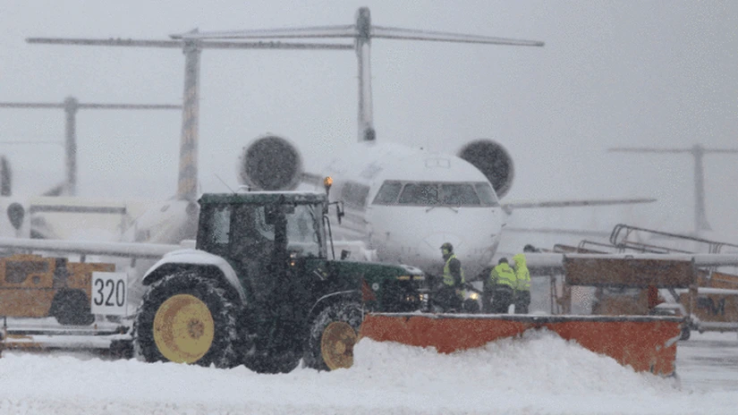 Peste 200 de zboruri anulate pe aeroportul din Frankfurt din cauza zăpezii şi gheţii