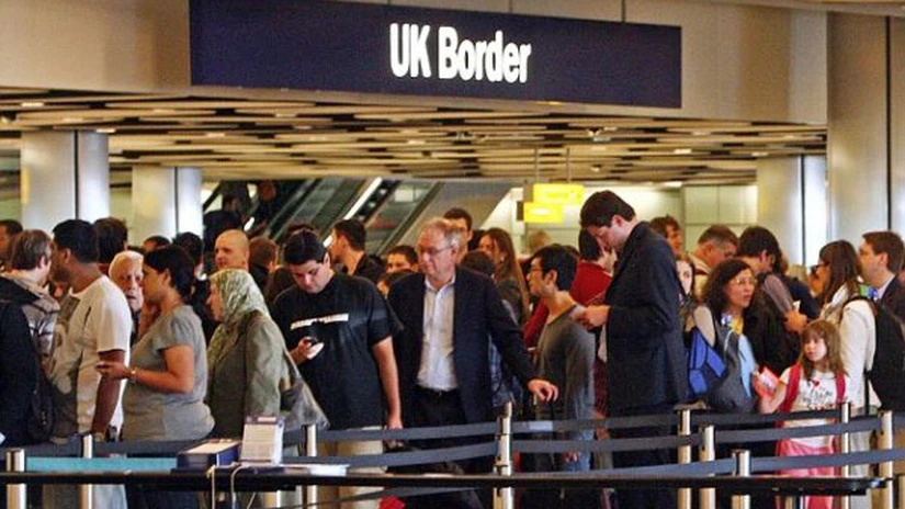 Ministrul britanic de interne anunţă o nouă linie dură împotriva imigraţilor români şi bulgari