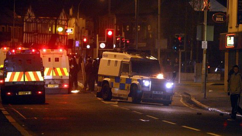 Poliţia a folosit gloanţe de cauciuc şi tunuri de apă împotriva manifestanţilor la Belfast