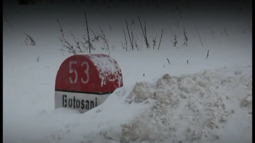 Drumuri naţionale blocate din cauza zăpezii şi a viscolului. Vezi unde nu se circulă