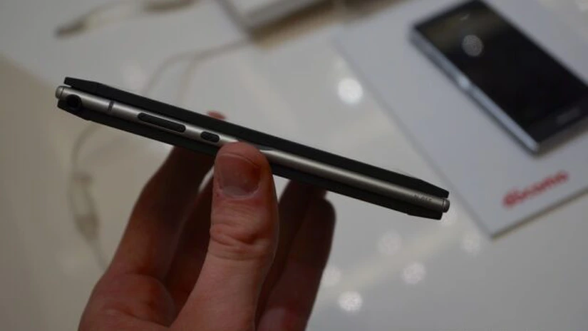 A apărut telefonul pliabil cu două ecrane. Vezi VIDEO şi FOTO