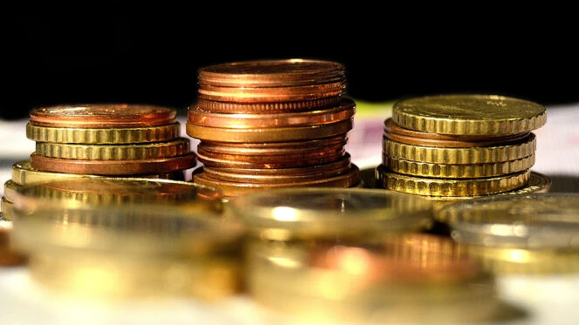 Cursul a închis săptămâna uşor peste 4,38 lei/euro