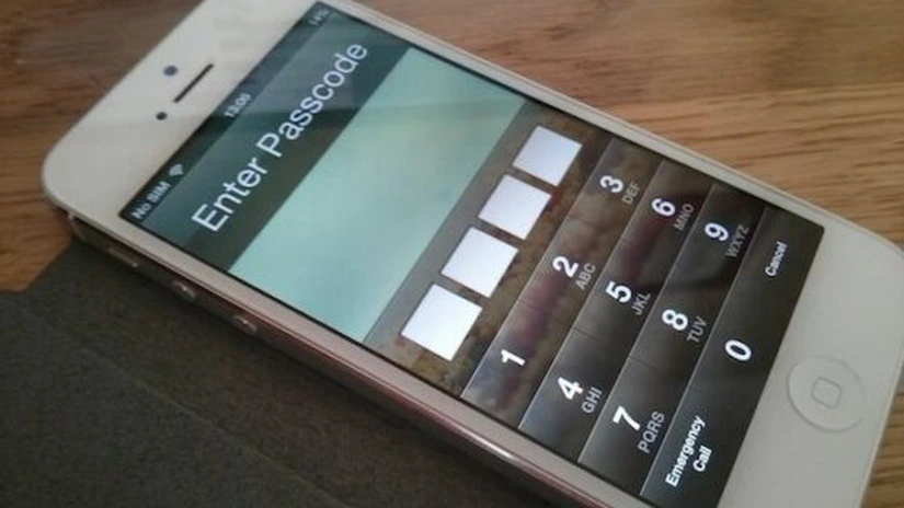 iPhone 5 are probleme. Cum îţi poate accesa oricine contactele şi fotografiile - Vezi VIDEO