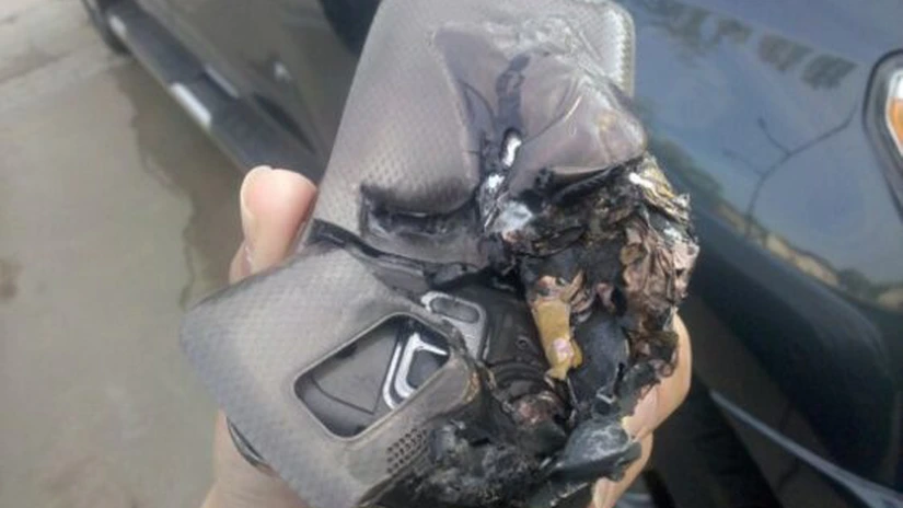 Probleme pentru Samsung Galaxy - Bateria a explodat în buzunarul unui bărbat