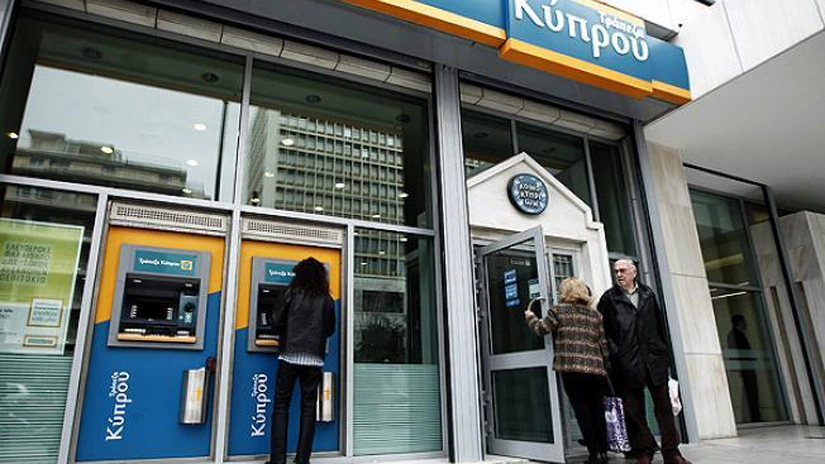 O filială a Bank of Cyprus din Grecia a fost atacată cu cocteiluri Molotov