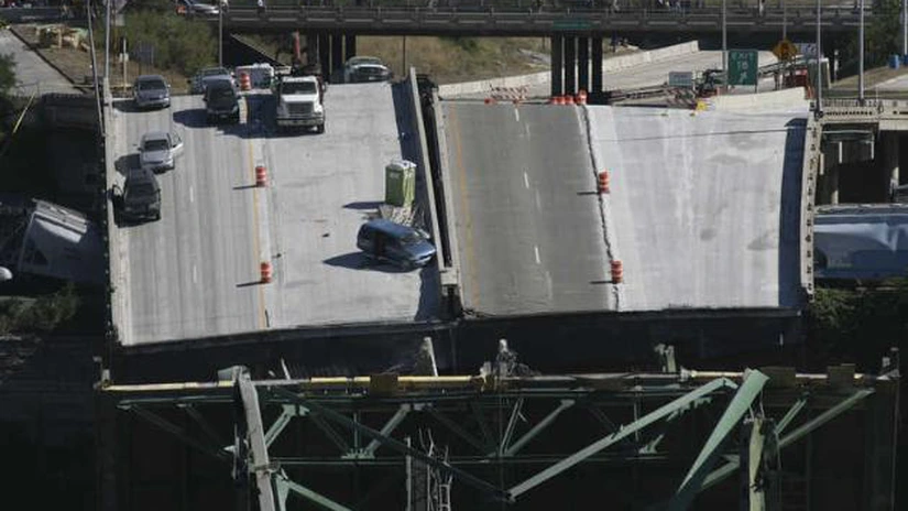 Un pod rutier s-a prăbuşit în statul Washington: Oameni şi maşini au ajuns în apă