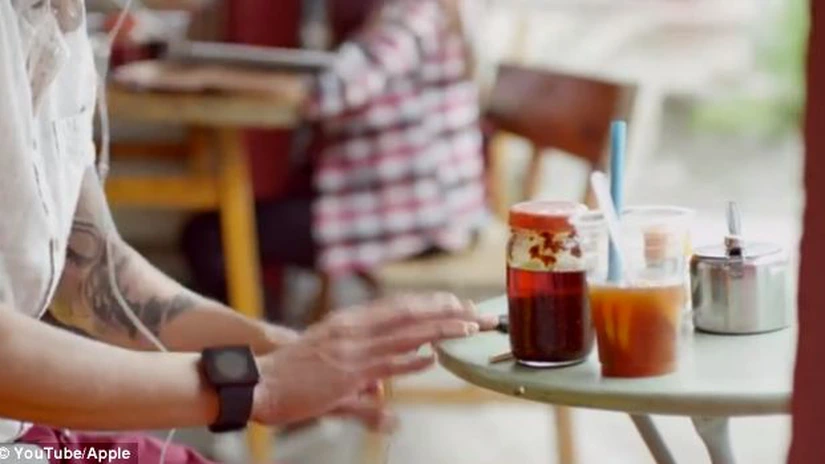 Apple a prezentat ceasul minune, iWatch, într-o reclama la iPhone? VIDEO