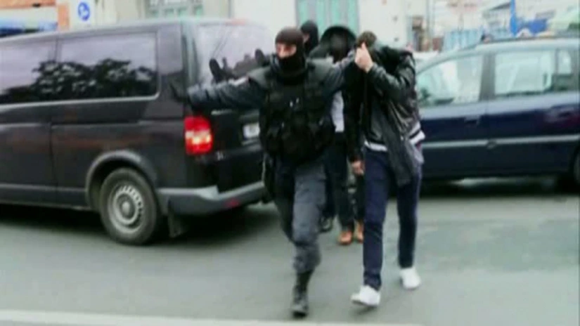 Percheziţii la o grupare ce înşela firme de asigurări prin înscenarea de accidente cu maşini de lux