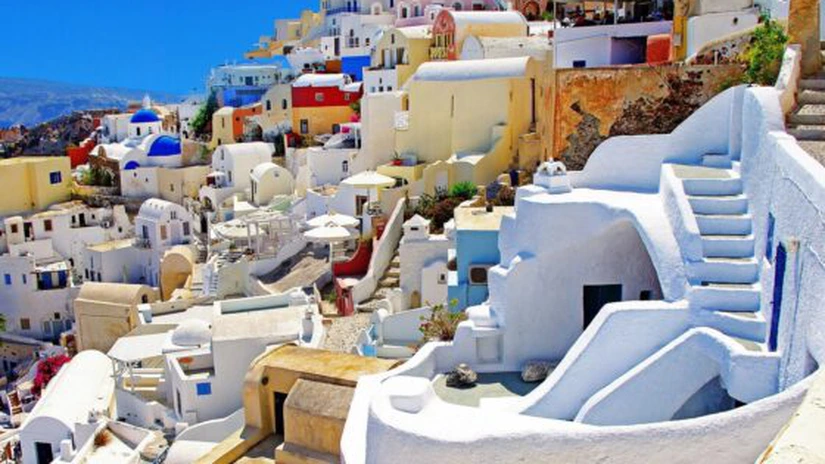 În plin sezon turistic, insula grecească Santorini rămâne din nou fără electricitate