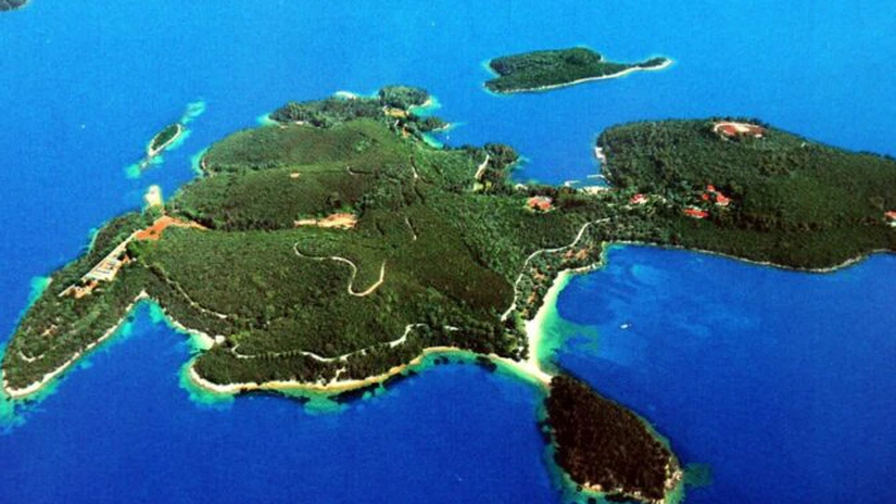 Testamentul lui Onassis umbreşte vânzarea insulei Skorpios a familei magnatului elen