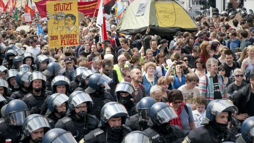 Manifestaţii de amploare la Frankfurt: Mii de persoane protestează faţă de măsurile de austeritate