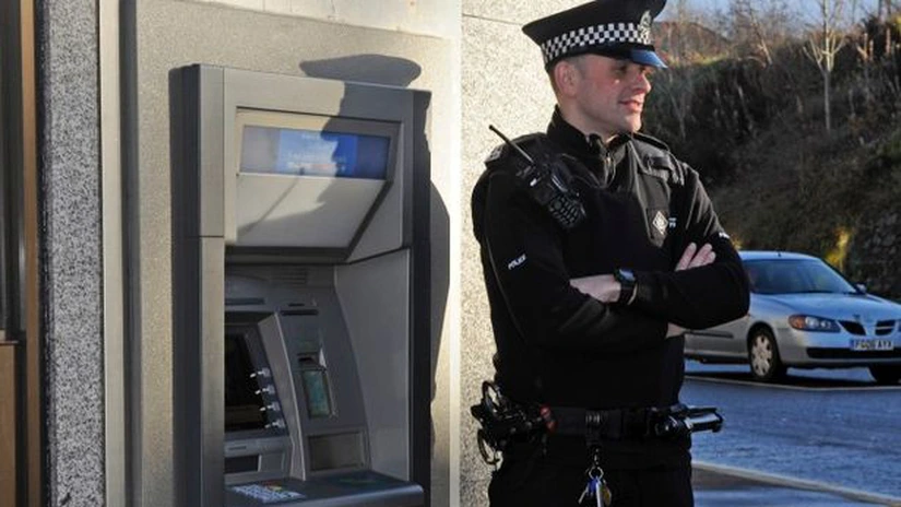 Peste 90% din furturile la bancomate din Marea Britanie sunt comise de români