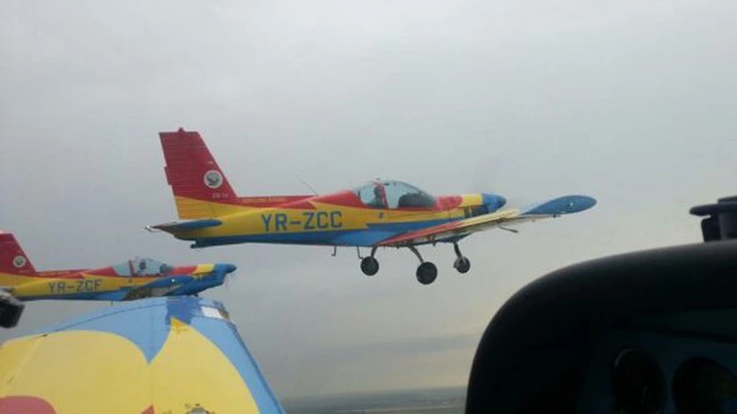 Acrobaţii aeriene cu avioane, planoare şi de paraşutism, în cadrul showului aviatic de la Clinceni