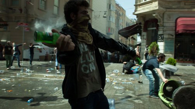 Noi confruntări între poliţie şi demonstranţi la Istanbul