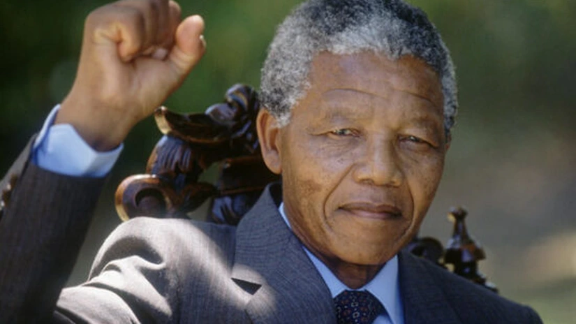 Fostul lider sud-african Nelson Mandela, în stare critică uneori, dar rezistă