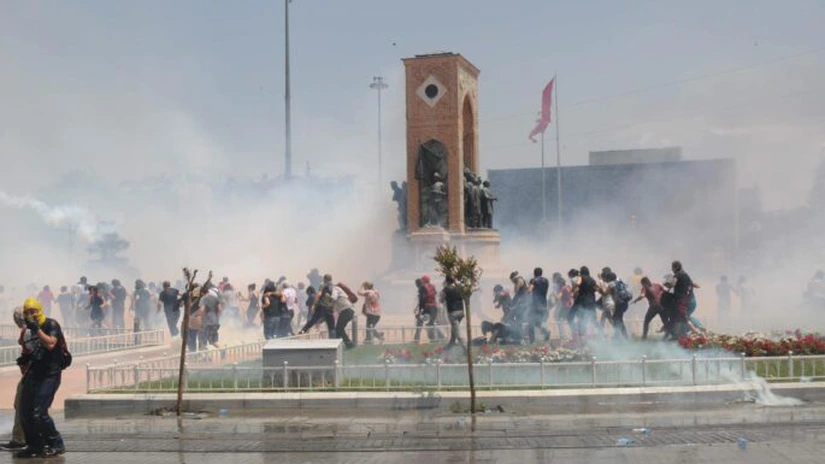 Mii de persoane invadează piaţa Taksim din Istanbul, la apelul sindicatelor