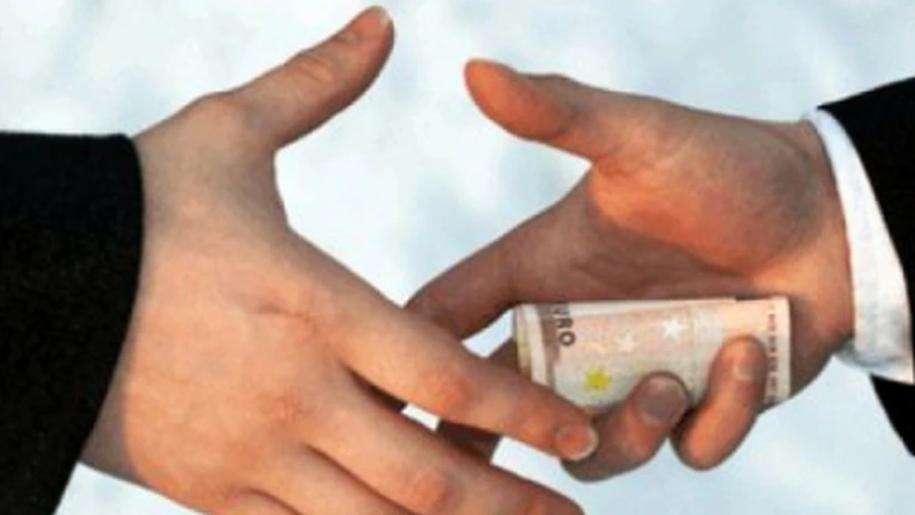 TI: Peste jumătate din populaţia lumii crede că fenomenul corupţiei s-a agravat