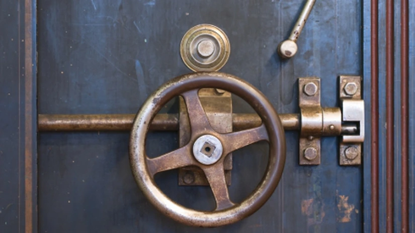 Un bărbat reclamă furt de un milion euro din cutia de valori a unei bănci din Ploieşti