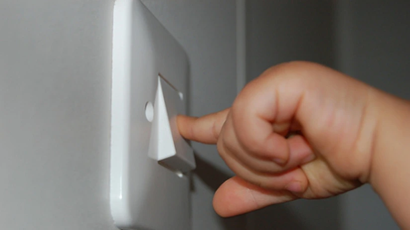 Factura la electricitate va scădea cu 4% în august, după amânarea unor certificate verzi