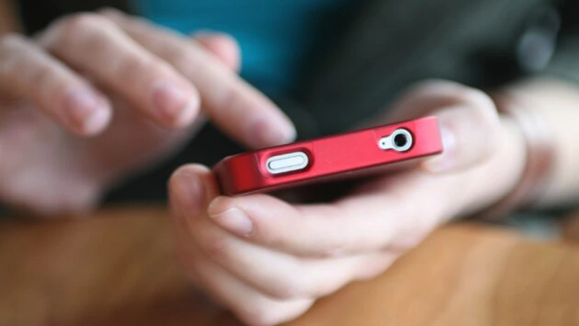 Smartphone-urile au devansat telefoanele mobile clasice în 2013