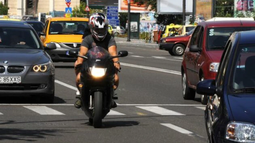 Noi modificări la Codul Rutier. Ce reguli trebuie să respecte mopediştii şi motocicliştii