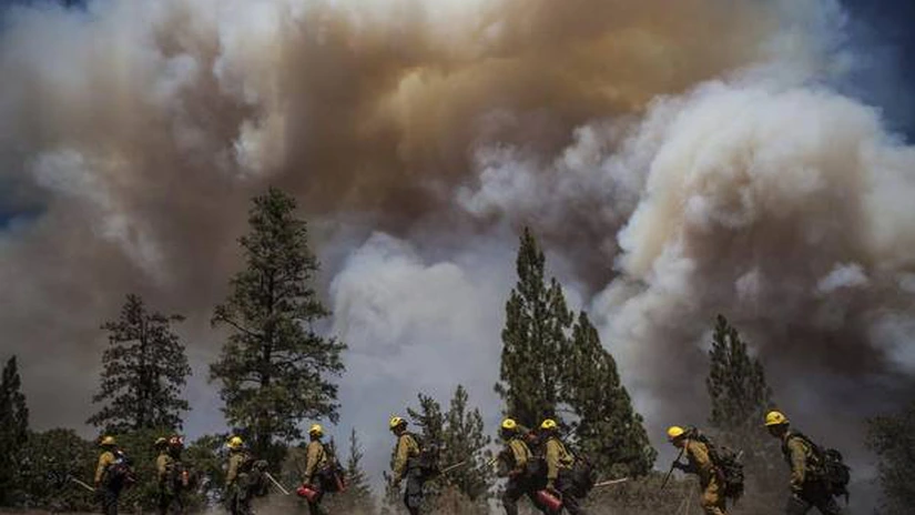 Incendiu de vegetaţie în California şi Nevada: Mii de pompieri se luptă cu focul