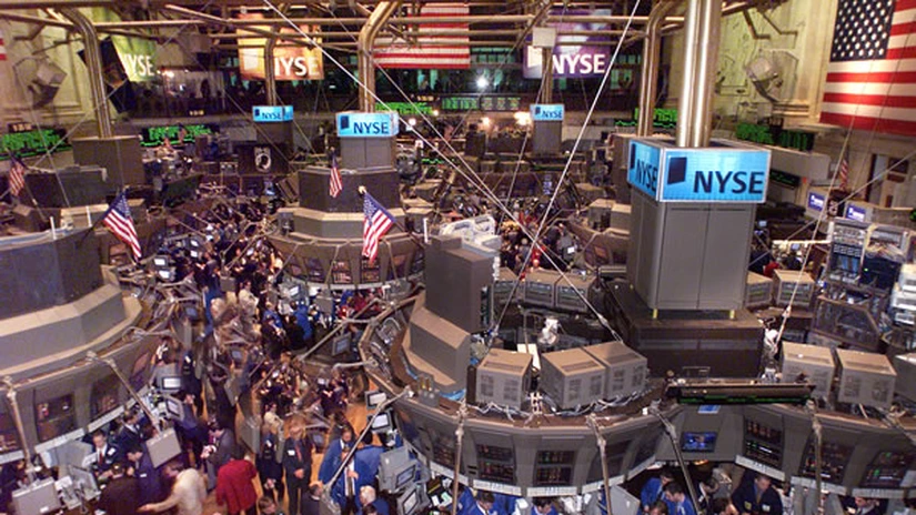 Sfârşitul erei dolarilor ieftini se apropie, dar pieţele lumii au amânat doliul