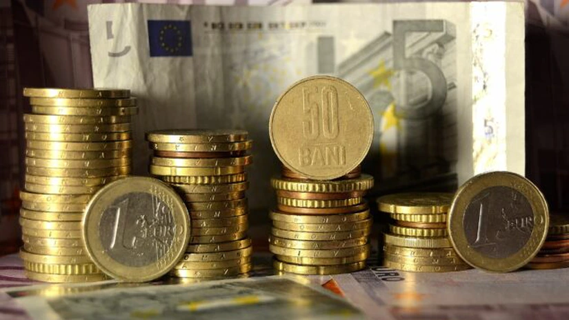 Cursul oscila aproape de 4,53 lei/euro după primele transferuri de vineri
