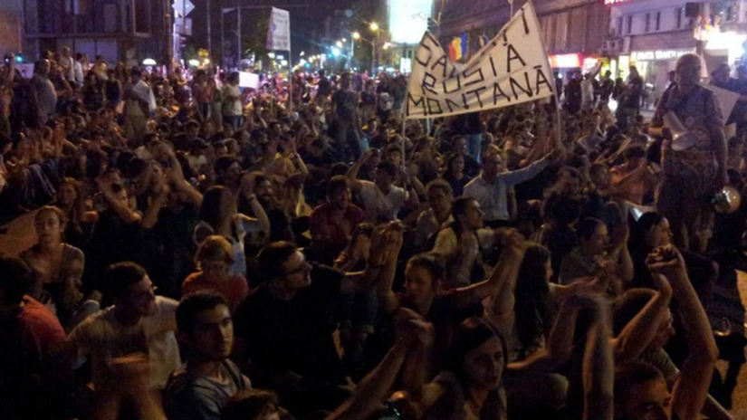 UPDATE Aproximativ 1.000 de persoane protestează la Universitate faţă de proiectul de la Roşia Montană