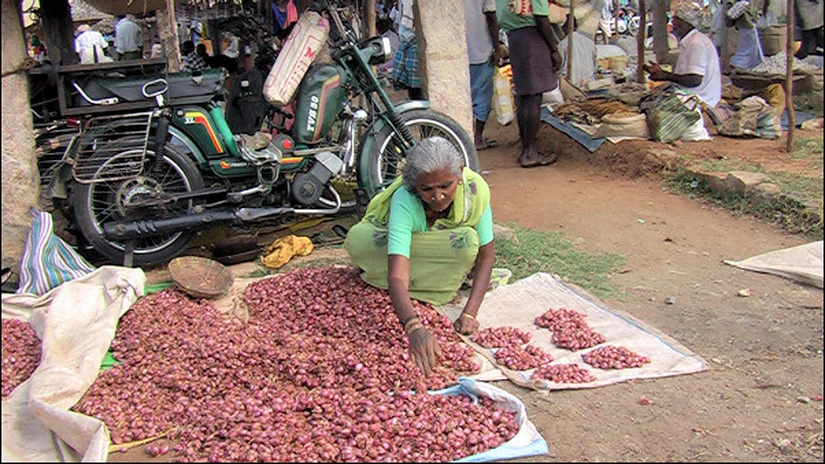 Creşterea de peste trei ori a preţului cepei în ultimul an în India pune în pericol guvernul