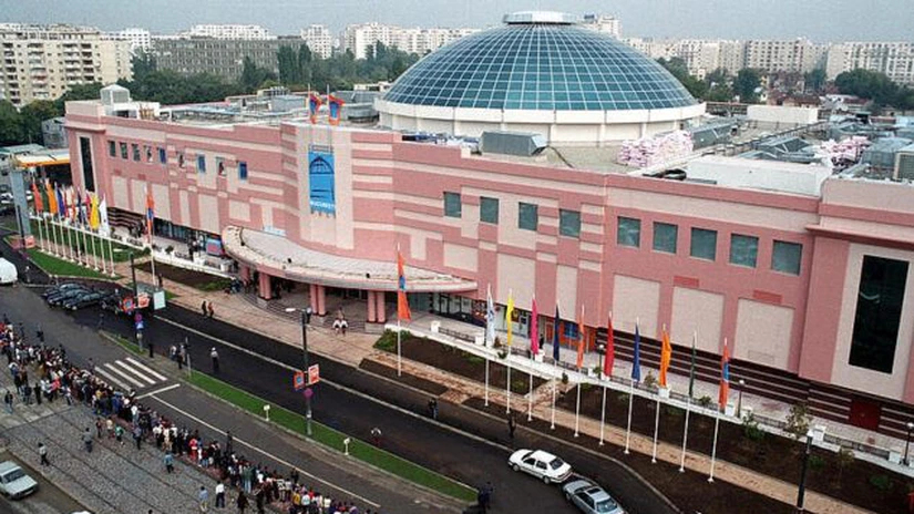 Cum se apără primul mall din România în faţa Mega Mall