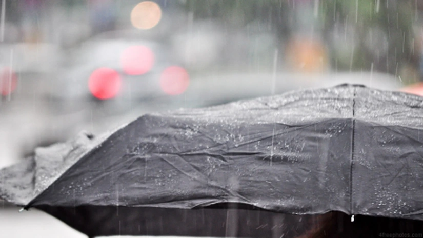 Cod galben de ploi şi vijelii în 21 de judeţe din centru şi jumătatea de vest a ţării