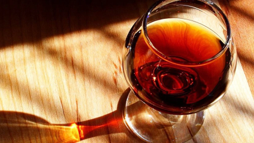 Corlăţean şi Sikorski cer românilor şi europenilor să cumpere vin moldovenesc, după boicotul rusesc