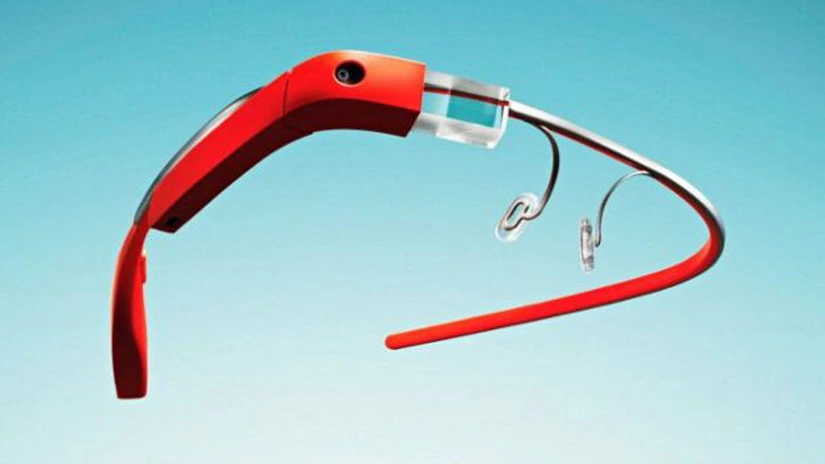 Microsoft testează prototipuri pentru ochelari inteligenţi similari Google Glass