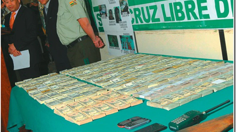 Poliţia din Bolivia a confiscat un milion de dolari, aruncaţi din avion de traficanţi de droguri