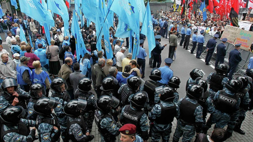 Manifestanţi ucraineni încearcă să blocheze din nou sediul Guvernului