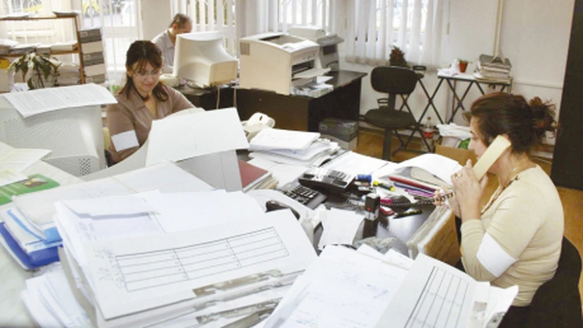 Numărul bugetarilor nu creşte decât în cazuri temeinic justificate. Salariile ar putea fi majorate cu inflaţia