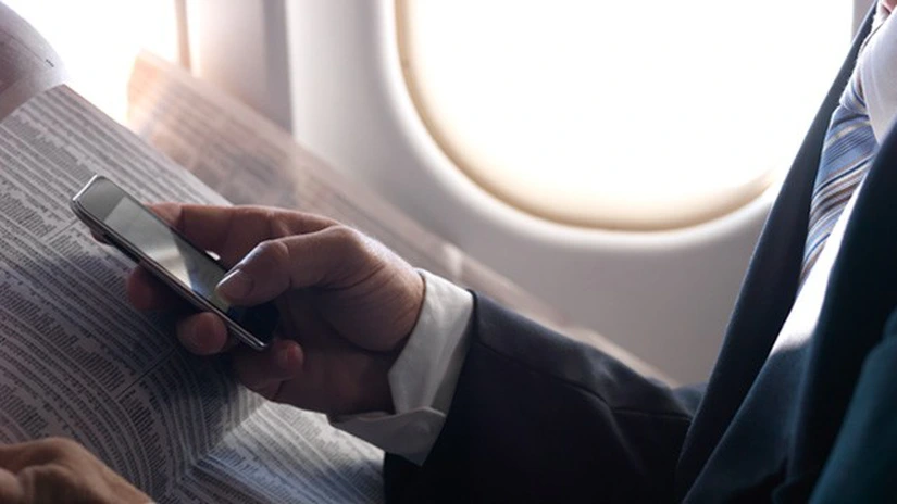 SUA: Pasagerii vor putea folosi electronicele la decolare şi aterizare, fără apeluri şi Internet