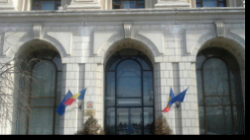 Finanțe: Nu vor fi înghețate toate salariile la anul