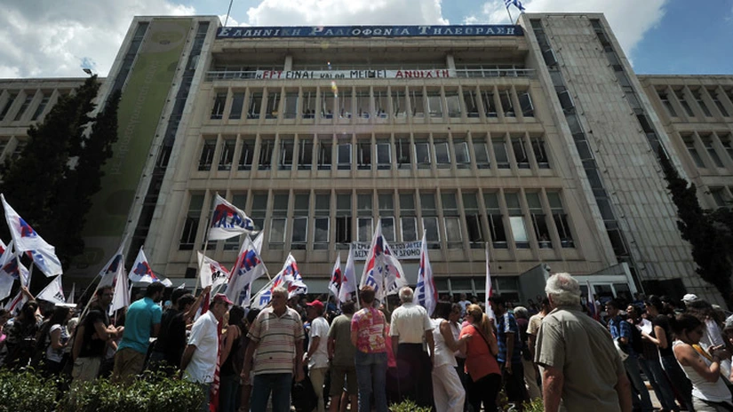 Poliţia greacă antirevoltă evacuează sediul televiziunii naţionale ocupate