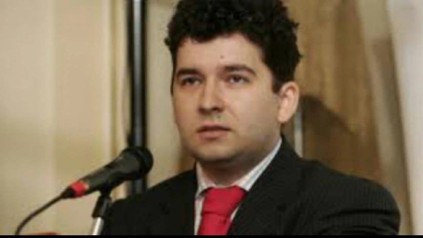 Voinea: Creşterea accizei la carburanţi, compensată de scăderea preţului internaţional al ţiţeiului